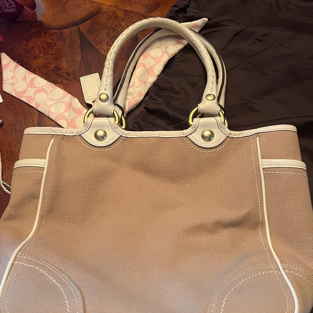Authentic coach .  Like new , great condition. Has matching scarf tie on it. - Picture 4 of 5